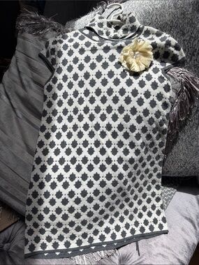Gray & White Patterned Knit Sleeveless Dress with Flower Pin
